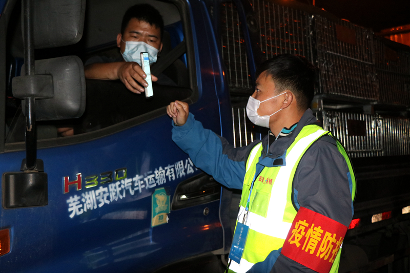 新一輪疫情發(fā)生后，安徽路橋迅速行動，組織全體職工和勞務(wù)工人進(jìn)行全員核算檢測，筑牢疫情防控第一道防線。此外，還積極投身屬地疫情防控，踐行國企擔(dān)當(dāng)。
